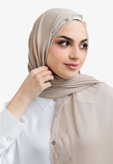 حجاب مزين بالكرستال والدانتيل